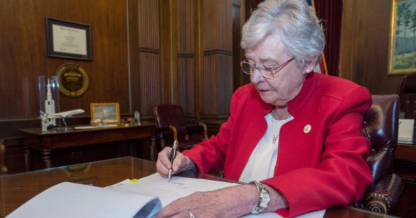 Foto: Gobernadora de Alabama firmando la ley Provida