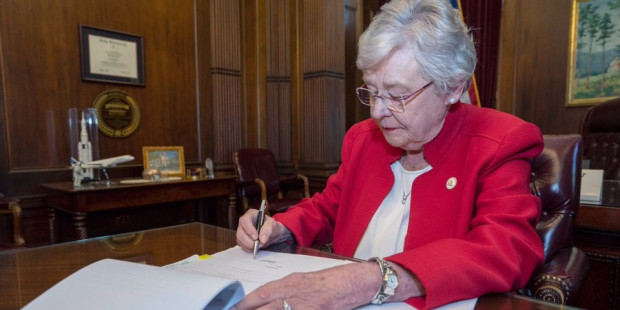 Foto: Gobernadora de Alabama firmando la ley Provida